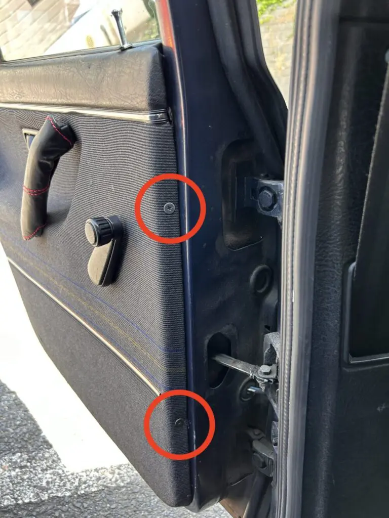 ネジの位置 内側