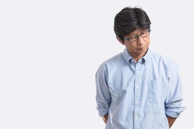 悩んでいる男性