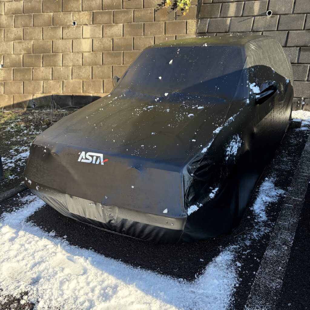 車カバー雪を払ったあと